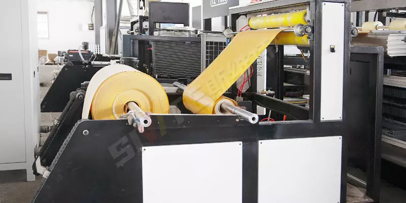 Automatic feeding device for plastic thermoforming machine