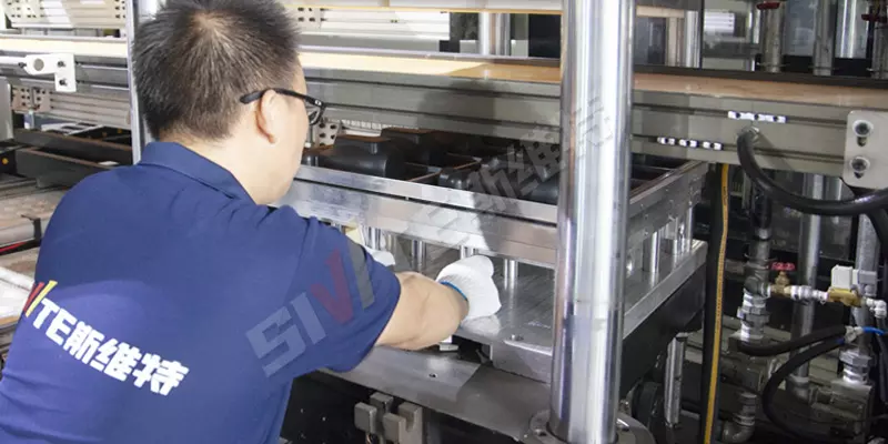 Plastic thermoforming machine mold table
