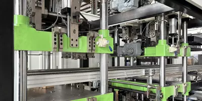Thermoforming machine forming station