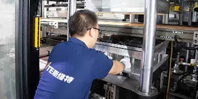 Thermoforming machine mold table